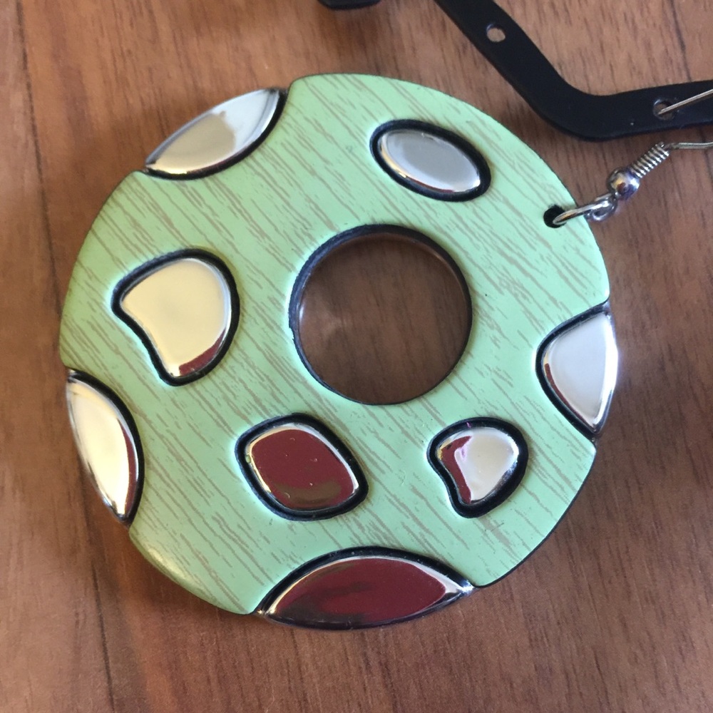 Elegant Lime green/Silver Plated drop Earrings. - Picture 6 of 8